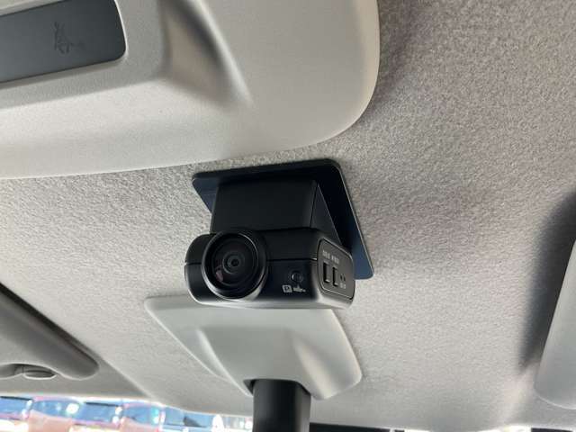 前方と車内と後方を録画できるドライブレコーダーも装着されていますので安心して快適なドライブが楽しめますね。