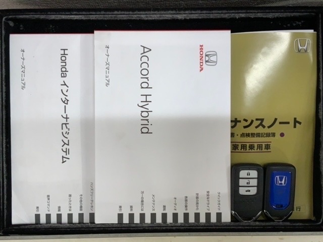 スマートキーは鍵をバッグに入れたままでもドアロックの開閉やエンジンのON・OFFができます。夜間や雨の日も鍵を探さなくて良いので便利です。