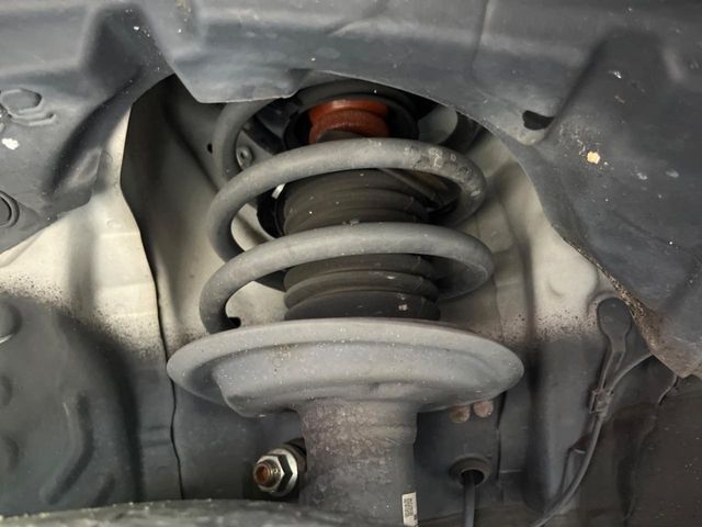 お車を安心してお乗りいただく為には、足回りの定期点検が欠かせません。サービスサポート（有償保証）では無料点検もご提供しており、安心のカーライフをお過ごしいただけるサポート体制が整っています。