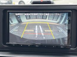 【バックカメラ】駐車時に後方がリアルタイム映像で確認できます。大型商業施設や立体駐車場での駐車時や、夜間のバック時に大活躍！運転スキルに関わらず、今や必須となった装備のひとつです！