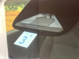 【ホンダセンシング】走行中に前方の車両等を認識し、衝突しそうな時は警報とブレーキで衝突回避と被害軽減をアシスト。より安全にドライブをお楽しみいただけます。