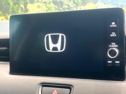 【9インチディスプレイオーディオ】お手持ちのスマートフォンとの連携で、ナビや音楽再生など各種アプリを使用可能。スマホに近い感覚でお使いいただけます♪