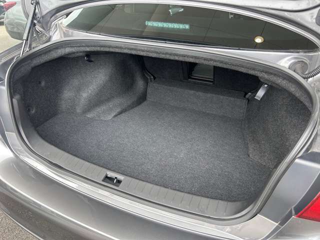 セダン車で狭くなりがちなトランクもショックアブソーバーを使うことで、大容量ラゲッジスペース。9インチゴルフバッグを4個収納できるゆとりの容量。
