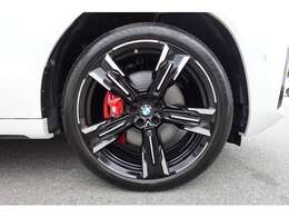 【BMWアロイホイール】軽量かつ強度に拘ったアロイホイール。走行性能ポテンシャルを引き出す設計。タイヤのサイドウォールが強化されたランフラットタイヤは、パンク時にタイヤがつぶれてもリムから外れません。