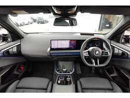 ドライバーに向かってレイアウトされた機能的なセンターコンソールやコントロール類がもたらす高い操作性。常に、運転に集中できるレイアウトです。