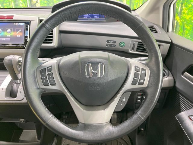 【純正革巻きステアリング】上質な革を使用することで、手にしっかり馴染みとても運転しやすいハンドルです♪