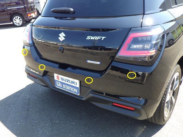 【リヤクロストラフィックアラート】駐車場で後退している時、リヤバンパーに内蔵したミリ波レーダーで自車の後方左右から接近する車両を察知。マルチインフォメーションディスプレイとインジケーターからの注意発信