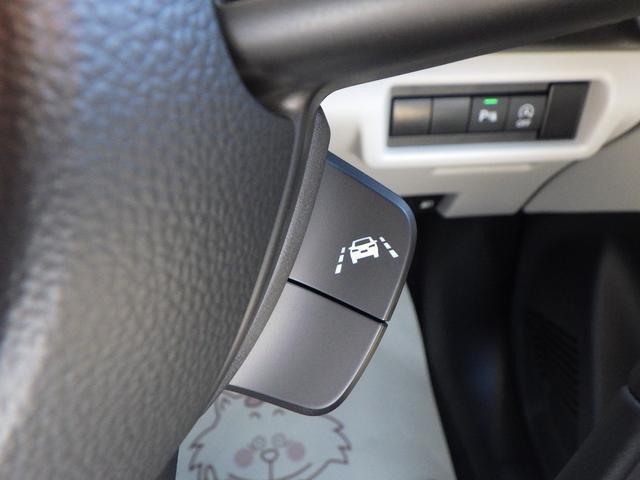 【車線維持支援スイッチ】アダプティブクルーズコントロールの作動中に車線や先行車/周辺車を前方カメラや前方レーダーで認識し車線維持に必要なハンドルの操作を支援します。
