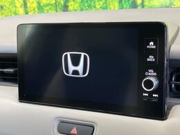 【メーカー純正ナビ】インテリアに溶け込むスタイリッシュな「専用設計」メーカーナビを装備♪視認性や操作性など基本性能にも優れ、より上質なカーライフをお楽しみいただけます。