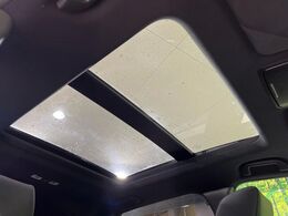 【サンルーフ】開放感たっぷりの希少装備、サンルーフが装着されています！車内に明かりを取り入れたり景色を楽しむ以外にも、車内の空気も簡単に換気できて快適です！