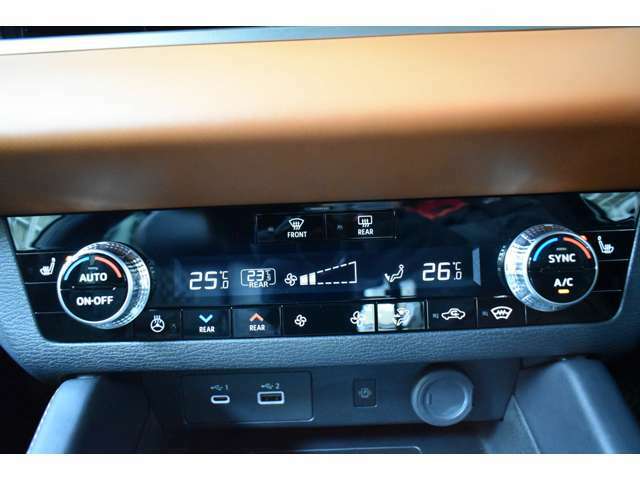 3ゾーン独立温度コントロール式フルオートエアコンを装備。運転席、助手席、後席それぞれで温度設定が可能です。