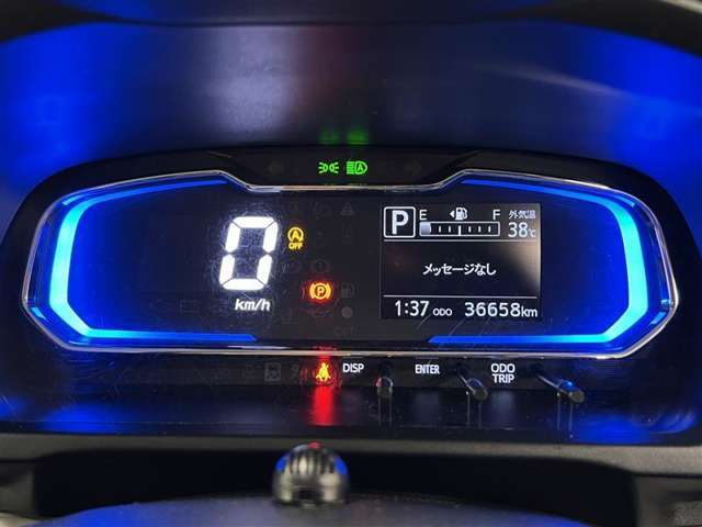 LEDを使ったメーターは、シンプルな表示で、走行中の確認などもしやすくなっています！