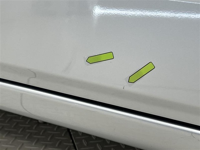 運転席ドアの下に小さなヘコミと小キズ2個あり。リヤドアにも小キズがあります。