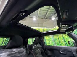【ガラスルーフ】ガラスルーフ搭載で車内の解放感が一気にアップ！開放的なドライブをお楽しみいただけます。