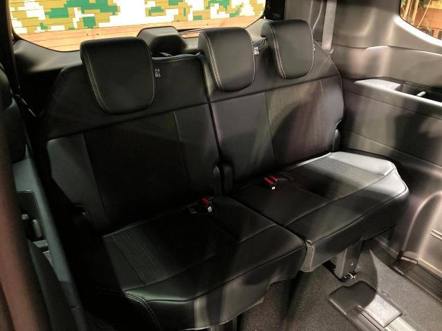 床下収納式のサードシートです。座席部分をコンパクトに収納でき、広大な荷室スペースとしてお使いいただけます！乗車人数や荷物の量など利用シーンに合わせて3列目を有効活用でき、とっても便利♪
