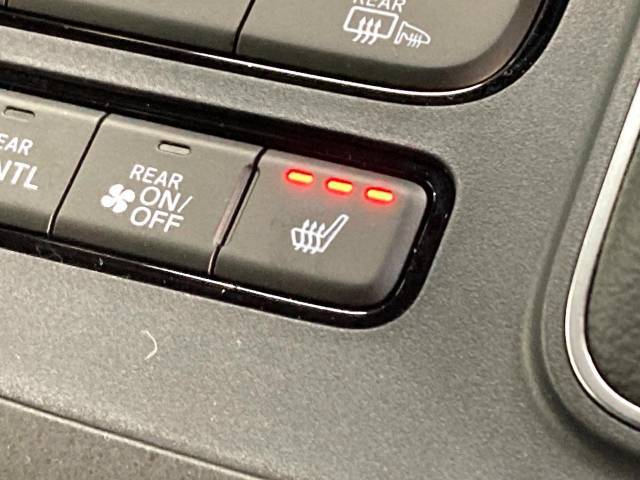 【シートヒーター】寒い日に重宝するシートヒーター！エアコンより早く温まってくれるので寒がりの人も安心ですね♪エアコンの温風は乾燥するから苦手、という方にもをおすすめです。