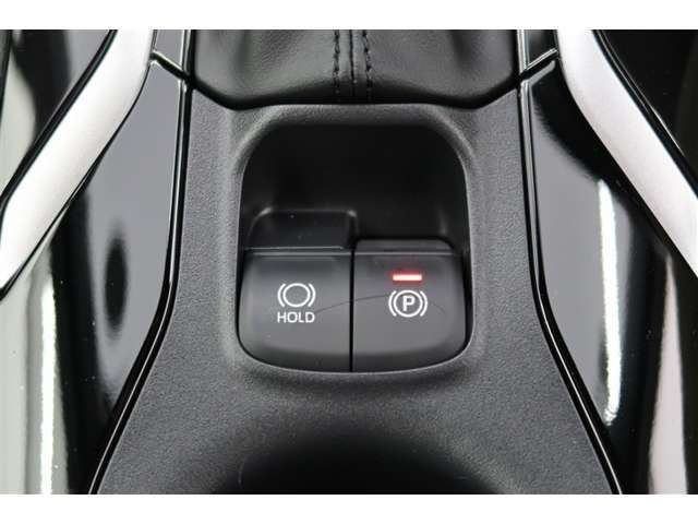 【電動パーキングブレーキ】オートモードのときは、シフトレバーの操作に応じてパーキングブレーキが自動で作動♪