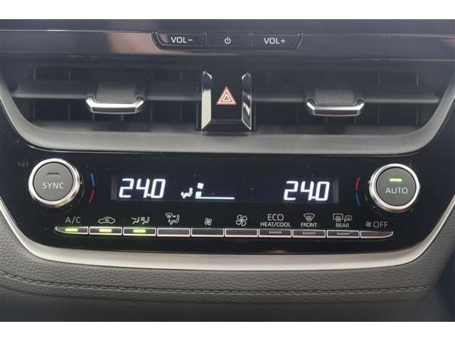 【左右独立温度コントロールオートエアコン】左右で設定温度を変えることが出来ます！運転席は冷えた風・助手席優しい温度の風など、同乗する方に合わせることが可能です。