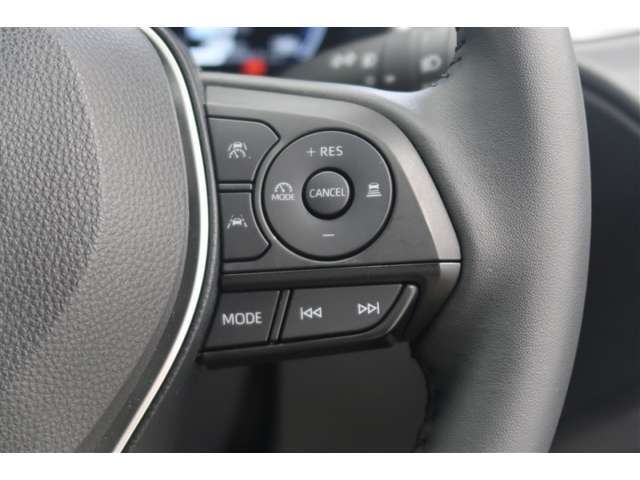 【レーダークルーズコントロール】アクセルペダルを踏まなくても、車間制御モードでは、先行車の車速変化に合わせた追従走行を行い、自動的に加速・減速・停止をします。