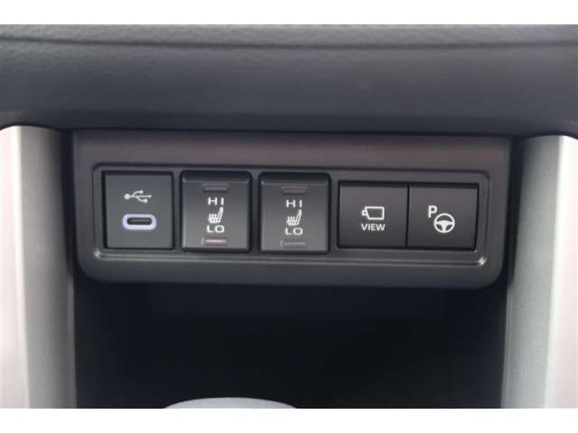 【シートヒーター】運転席、助手席ともにシートヒーター装備です。寒い朝、車内が暖まるのを待たずに快適に出発できます♪気持ちよく1日が始まります。