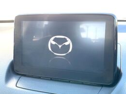 【マツダコネクトナビ】車内の雰囲気にマッチした一体型タイプのナビ。各種車輌設定やBluetooth再生等、様々な機能が楽しめます。直感的なダイヤル操作が可能で、使い勝手も良好です。