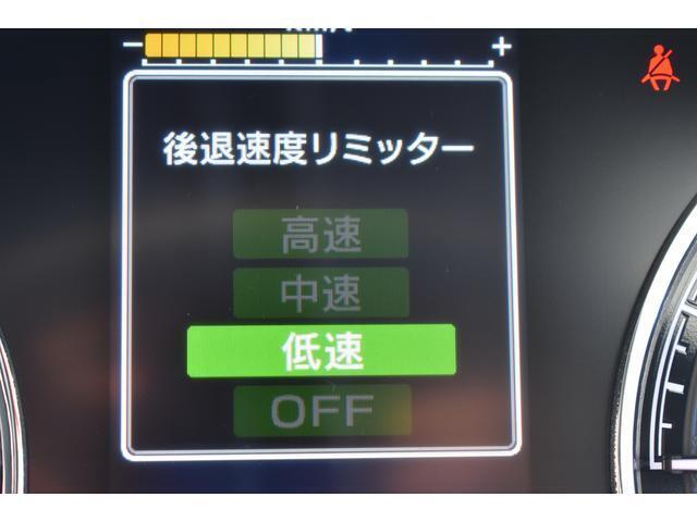 後退時に衝突の可能性がある場合は、段階的に注意を喚起してくれます。回避操作がない場合は出力とブレーキの制御により、衝突回避、または被害を軽減してくれます