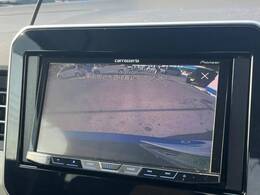 【バックカメラ】駐車時に後方がリアルタイム映像で確認できます。大型商業施設や立体駐車場での駐車時や、夜間のバック時に大活躍！運転スキルに関わらず、今や必須となった装備のひとつです！