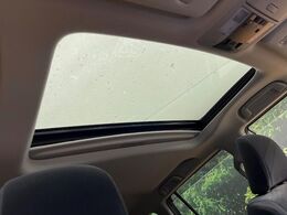 【サンルーフ】開放感たっぷりの希少装備、サンルーフが装着されています！車内に明かりを取り入れたり景色を楽しむ以外にも、車内の空気も簡単に換気できて快適です！