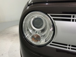 ディスチャージヘッドライト搭載でしっかり明るく照らしてくれるので、夜間走行や不慣れな道でも安心です。