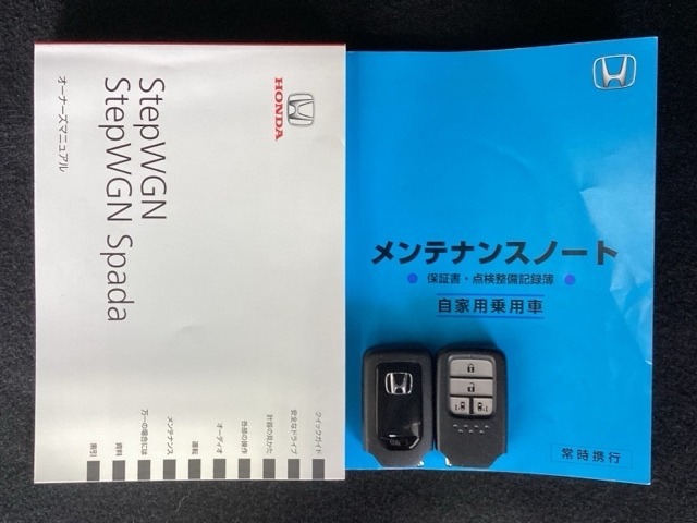 スマートキーは鍵をバッグに入れたままでもドアロックの開閉やエンジンのON・OFFができます。夜間や雨の日も鍵を探さなくて良いので便利です。