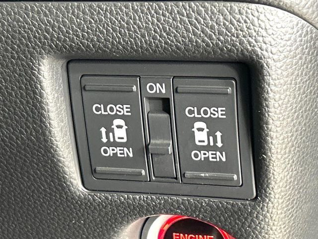 【両側パワースライドドア】スマートキーや運転席のスイッチで後席両側スライドドアの開閉が可能♪電動だから力を入れてドアを開ける必要が無く、小さなお子様でも簡単に開け閉めでき快適です♪
