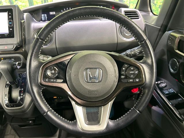【純正革巻きステアリング】上質な革を使用することで、手にしっかり馴染みとても運転しやすいハンドルです♪