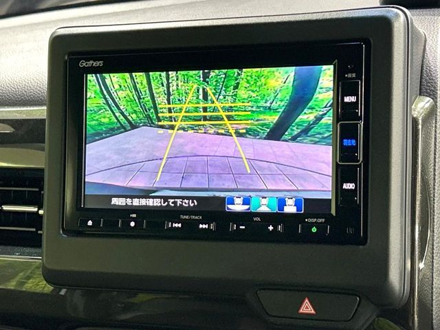 【バックカメラ】駐車時に後方がリアルタイム映像で確認できます。大型商業施設や立体駐車場での駐車時や、夜間のバック時に大活躍！運転スキルに関わらず、今や必須となった装備のひとつです！