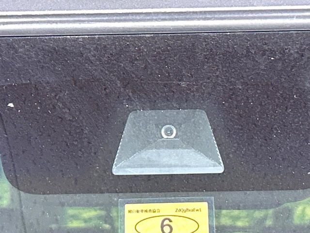 【ホンダセンシング】走行中に前方の車両等を認識し、衝突しそうな時は警報とブレーキで衝突回避と被害軽減をアシスト。より安全にドライブをお楽しみいただけます。