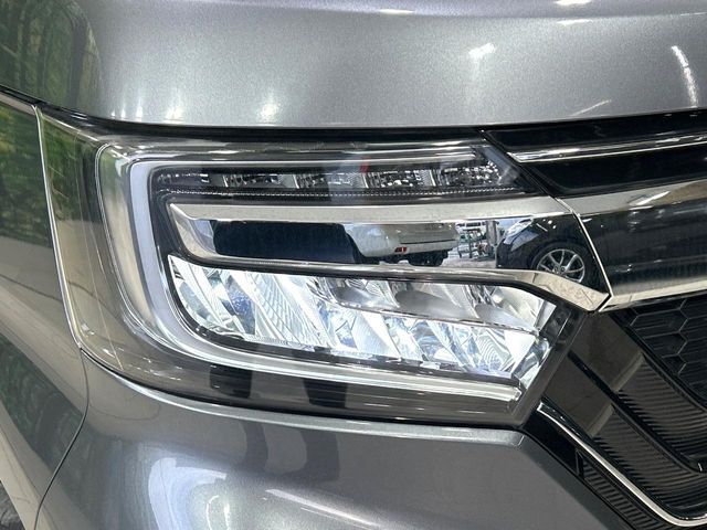 【LEDヘッドライト】悪天候や夜間走行時も良好な視界を確保し安心して運転できる高輝度LEDヘッドライトを装備！点灯速度が早く、消費電力も抑えられています。