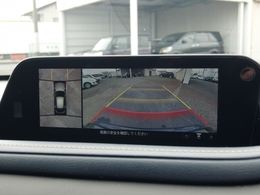 見えない部分の危険察知をサポート♪前後左右に備えた4つのカメラを活用し、センターディスプレイに表示。8つのパーキングセンサーで対象車両・物を検知して警告音でお知らせ。安心な運転操作に役立ちます。