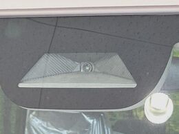 【ホンダセンシング】走行中に前方の車両等を認識し、衝突しそうな時は警報とブレーキで衝突回避と被害軽減をアシスト。より安全にドライブをお楽しみいただけます。