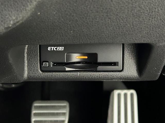 【ETC】有料道路を利用する際に料金所で停止することなく通過できる、ETC車載器（ノンストップ自動料金収受システム機器）が装備されています。セットアップを行うことで利用可能になります。