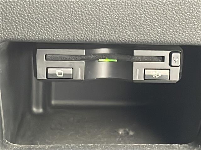 【ETC】有料道路を利用する際に料金所で停止することなく通過できる、ETC車載器（ノンストップ自動料金収受システム機器）が装備されています。セットアップを行うことで利用可能になります。