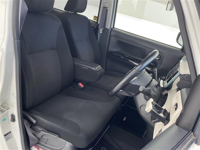 【運転席】座り心地が良いシートなので長時間の運転でも快適にお過ごしいただけます。新品のフロアマットのご注文も可能です。掲載箇所以外にご希望の写真がございましたらお気軽にお問い合わせ下さい。