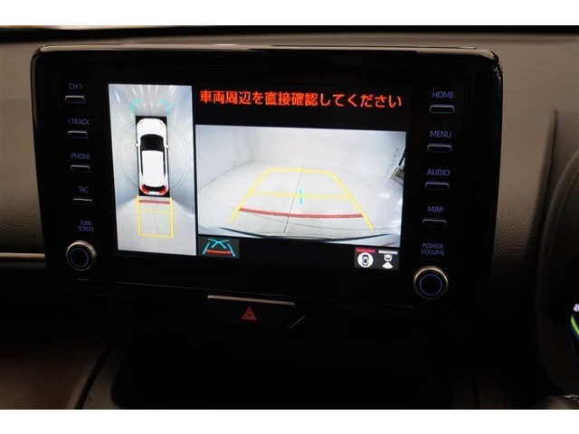 車の前後左右に取り付けられたカメラで、視線やバックモニターでは死角となる前方や真横も確認できます。狭い駐車スペースもスムーズに駐車できます。