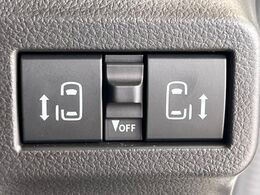 【両側パワースライドドア】スマートキーや運転席のスイッチで後席両側スライドドアの開閉が可能♪電動だから力を入れてドアを開ける必要が無く、小さなお子様でも簡単に開け閉めでき快適です♪