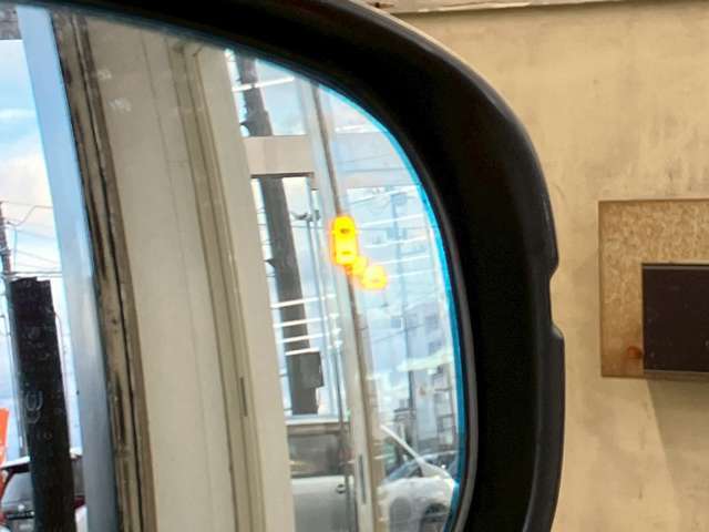 【ブラインドスポットモニター】ドライブ時に死角になっていて確認できないエリアの確認にも役立ち、事故の発生を防ぐ手助けをしてくれます。