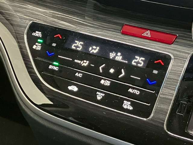 【オートエアコン】オートエアコンは温度を設定すれば自動で快適な状態をキープしてくれるので運転中の温度操作が減り安全面でも安心ですね。