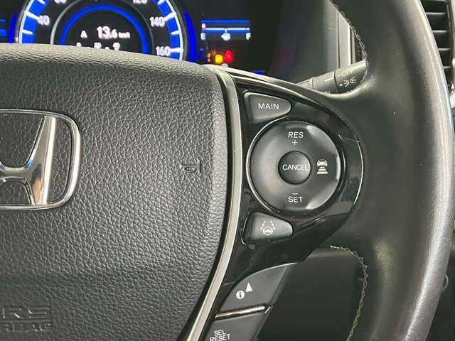 【ACC】一定速度での巡航はもちろん、前方の車両との距離を一定に保ちながら自動で加減速を行います。高速道路走行時には大変嬉しい機能です。