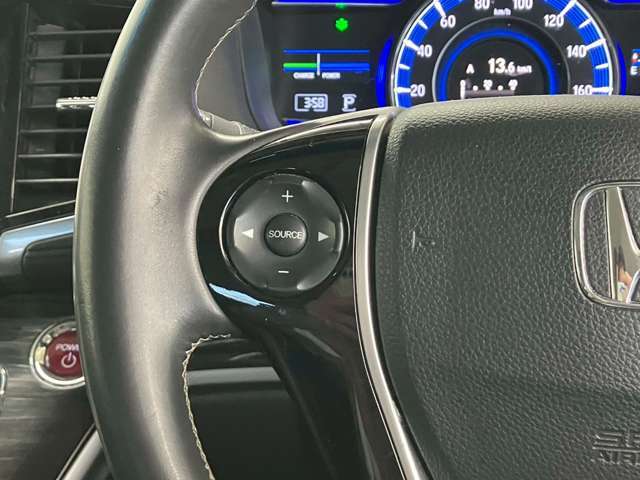 【ステアリングスイッチ】オーディオのボリュームの調節や、ラジオのチャンネルの変更、電話の受け取りなどを可能にします。運転中に目線を下げずに操作可能です。