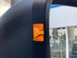 【リヤビークルディティクション】走行中、ドアミラーの死角になりやすい箇所に後続車が接近するとサイドミラー付近に警告を表示、ドライバーに注意喚起と、万一の際はハンドル操作をアシストをします。