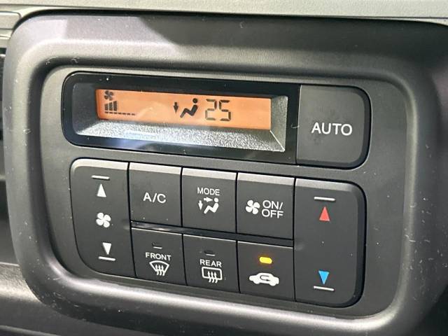 【オートエアコン】一度お好みの温度に設定すれば、車内の温度を検知し風量や温度を自動で調整。暑い…寒い…と何度もスイッチ操作をする必要はありません。快適な車内空間には必須の機能ですね♪