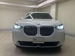 【キドニーグリル】BMWは約90年もの間、ほぼ全ての車両にひと目でBMWだと分かるこの特徴的なフロントグリルが備えられ、デザイン・アイコンとして親しまれてきました。