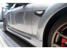 純正サイドエアロ目立つキズや凹みもなくスッキリとしたサイドライン